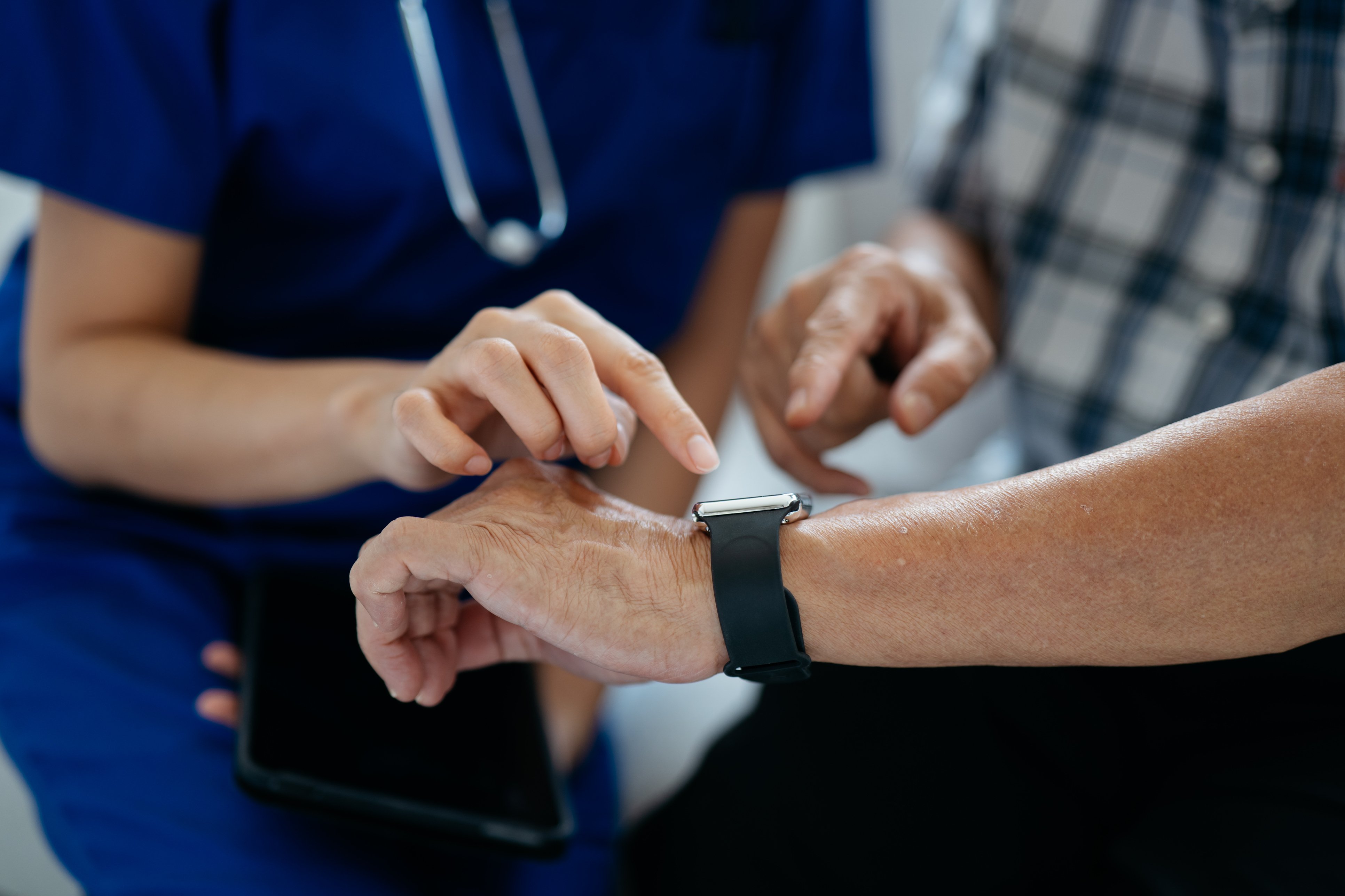 Elevating Remote Care: How Smartwatches Redefine Continuous Monitoring